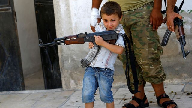 Victimes des conflits, les enfants sont de plus en plus souvent utilisés comme armes de guerre. [Umit Bektas - Reuters]