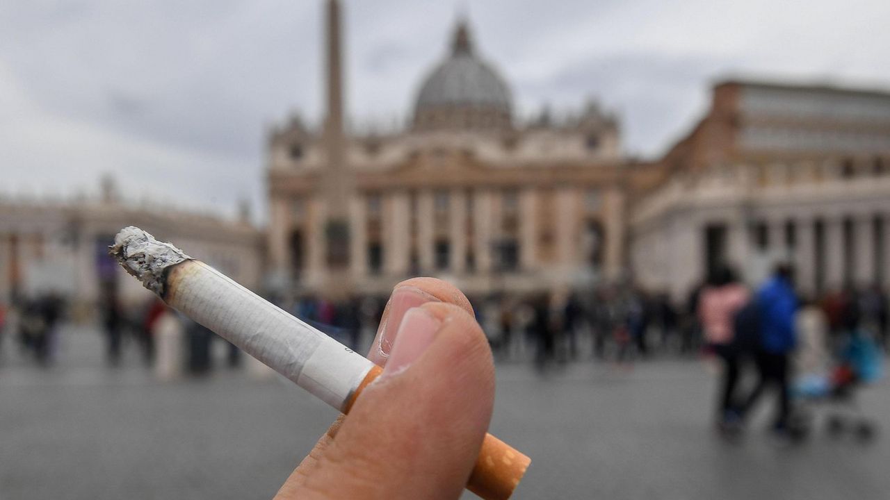Le Vatican a interdit la vente de cigarettes sur sont territoire. [Alessandro di Meo - EPA/Keystone]