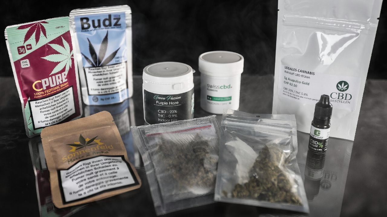 Une version allégée et légale du cannabis s’achète désormais dans les kiosques. [Anne Kearney - RTS]