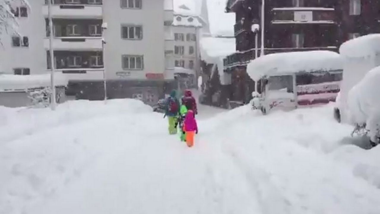 D'importantes quantités de neige à Zermatt. [Quentin Juillard]