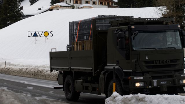 L'armée suisse a commencé à installer le dispositif de sécurité à Davos en prévision du World Economic Forum (WEF). [Gian Ehrenzeller - Keystone]