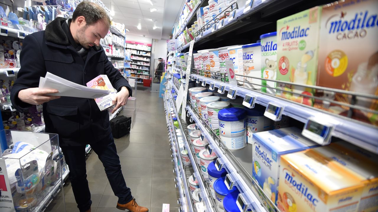 Un membre de la Direction générale de la concurrence, de la consommation et de la répression des fraude (Dgccrf) inspectant des produits laitiers dans une pharmacie d'Orléans (F) le 11 janvier 2018. [Guillaume Souvant - AFP]