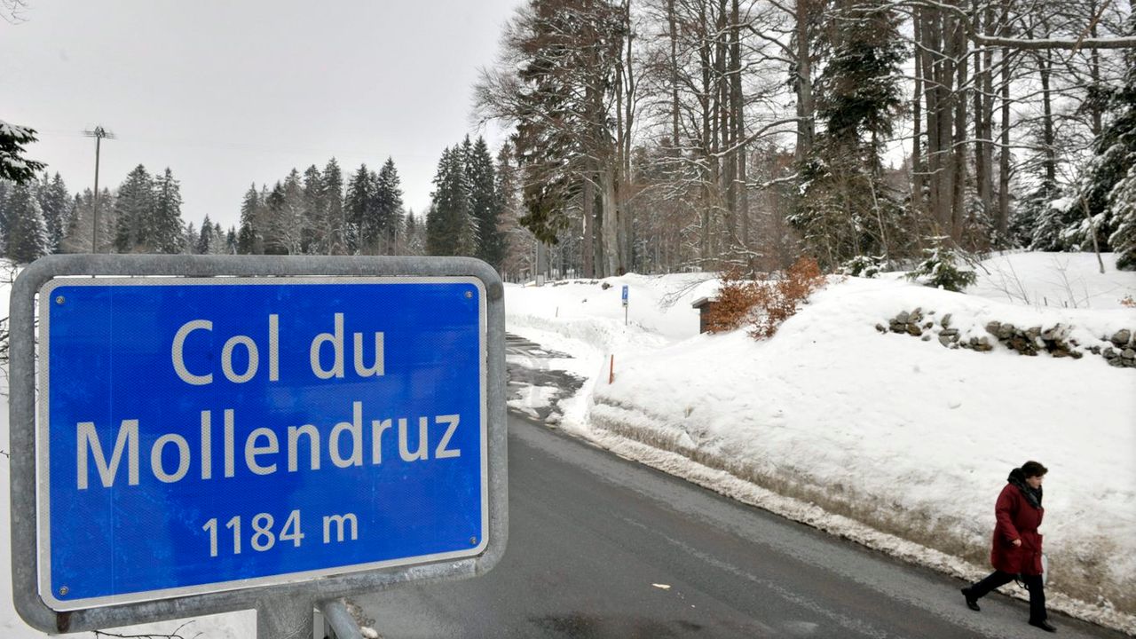 Un panneau indiquant le sommet du Mollendruz, sur la commune vaudoise de Mont-la-Ville. [Laurent Gillieron - Keystone]