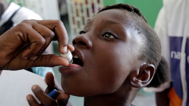 Une jeune fille reçoit un vaccin oral contre le choléra à Les Cayes, à Haïti.  [Andres Martinez Casares - reuters]