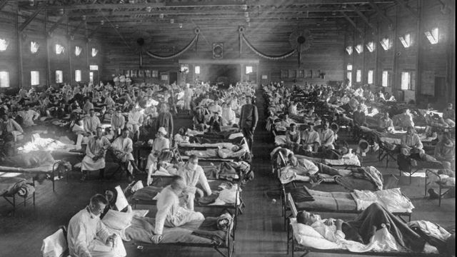 Un hôpital de fortune pour des personnes atteintes de la grippe espagnole, dans l'Etat américain du Kansas, en 1918. [National Museum of Health/AP/Keystone]