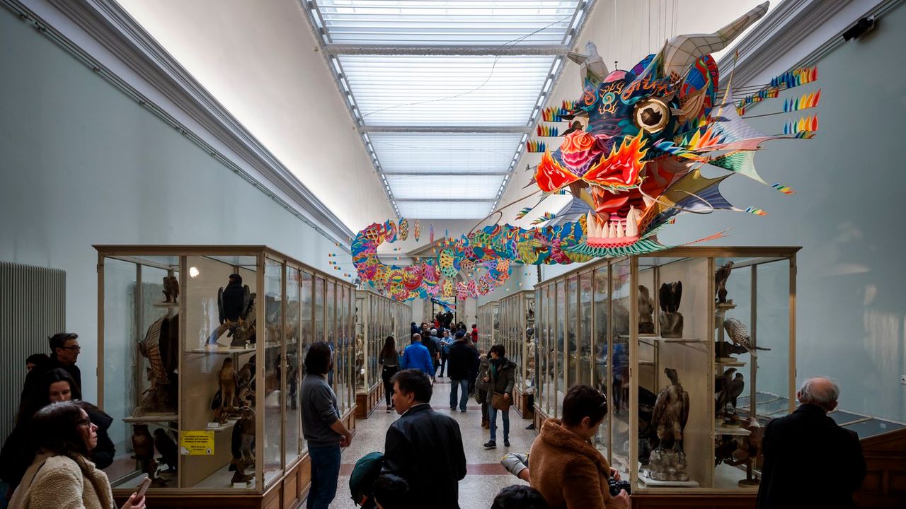 Nombreux visiteurs au Palais de Rumine à l'exposition Ai Weiwei. [EPA/Valentin Flauraud - Keystone]