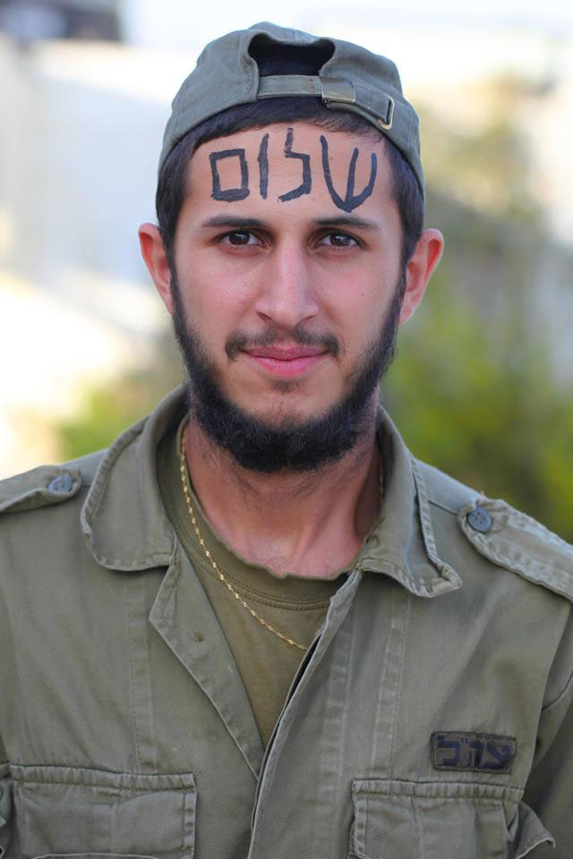 Un soldat israélien, "paix".