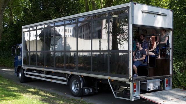 Le camion de Cargo Congo-Lausanne et son gradin intégré.
Rainer Schlautmann
vidy.ch [Rainer Schlautmann - vidy.ch]
