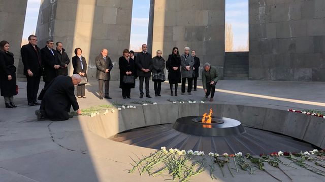 Une délégation du Parlement suisse a rendu hommage aux victimes du génocide de 1915 à Erevan en Arménie. [Rouven Gueissaz - RTS]