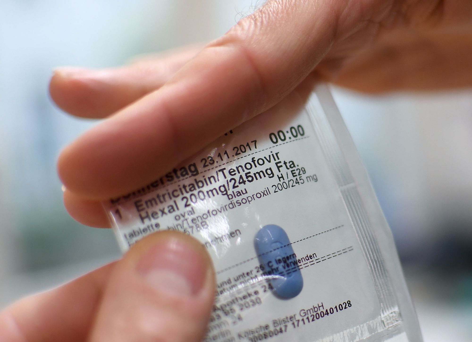 Un pharmacien tient un paquet de PREP, pillule préventive contre le VIH.