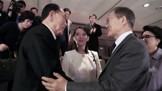 Rencontre historique entre les deux Corées: le président de l'Assemblée populaire suprême de Corée du Nord Kim Yong Nam (à gauche), Kim Yo Jong, soeur du dirigeant nord-coréen Kim Jong Un, et le président sud-coréen Moon Jae-in. [Bee Jae-man - Keystone]