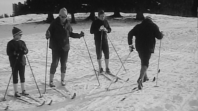 Petite leçon de ski de fond sur les pistes de la Givrine. [RTS]