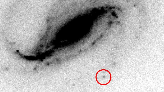 Photographie de la galaxie NGC 613, avec la supernova qui apparaît sous forme de point en bas à droite de l'image. [Victor Buso et Gaston Folatelli - Nature Research]