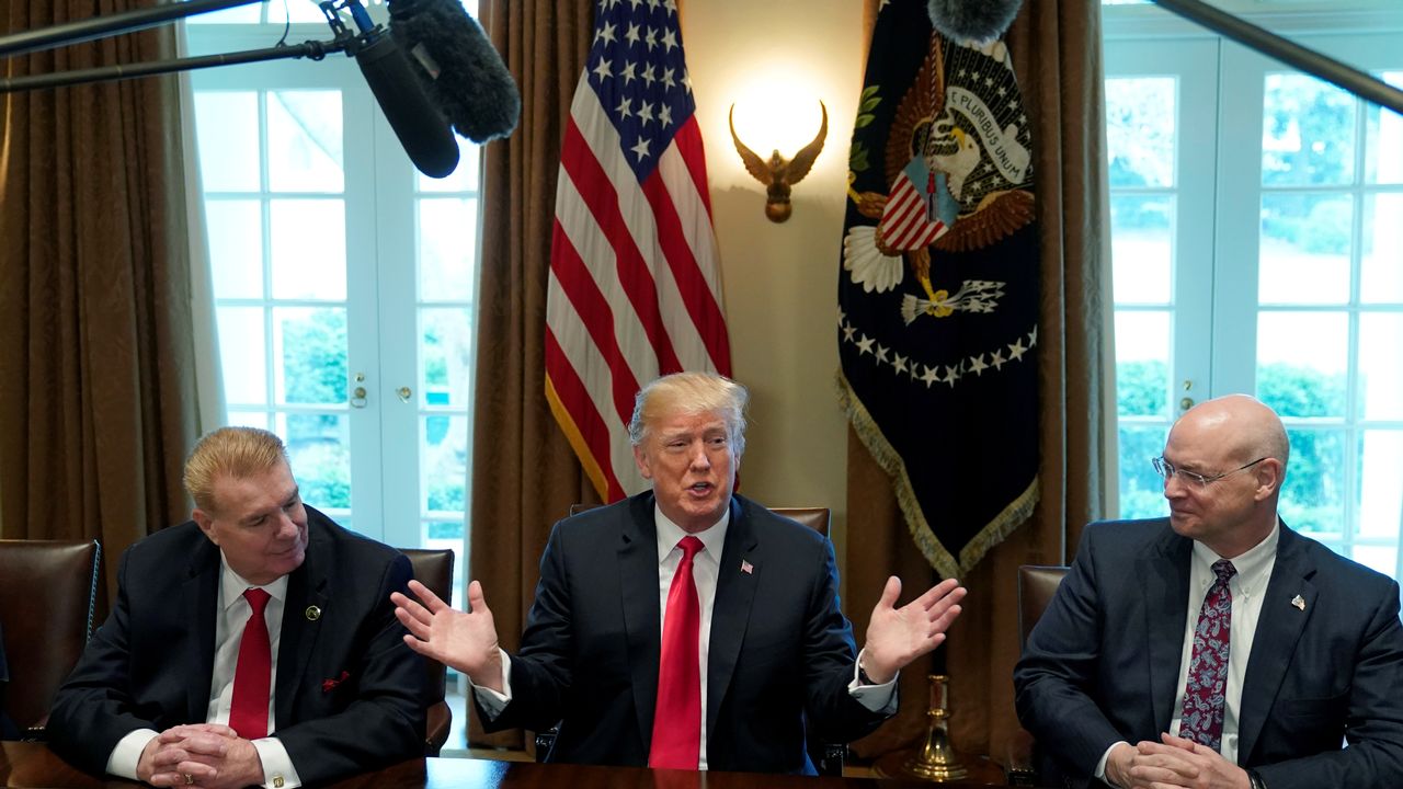 Donald Trump, entouré de directeurs d'entreprise actives dans l'acier et l'aluminium, lors d'une conférence de presse à la Maison Blanche. [Kevin Lamarque - Reuters]