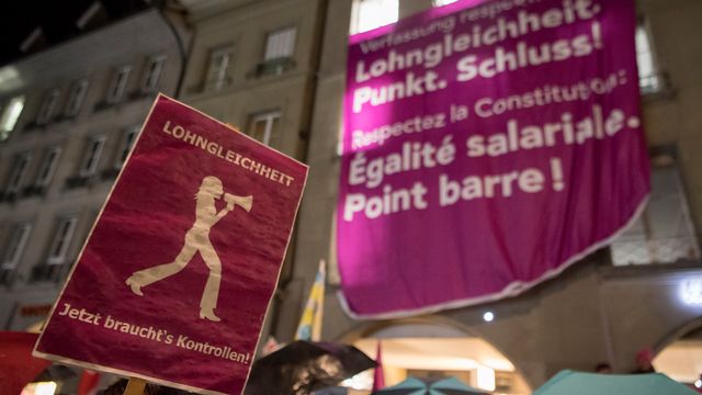 Des affiches en ville de Berne demandant l'égalité salariale entre hommes et femmes. [Anthony Anex - Keystone]