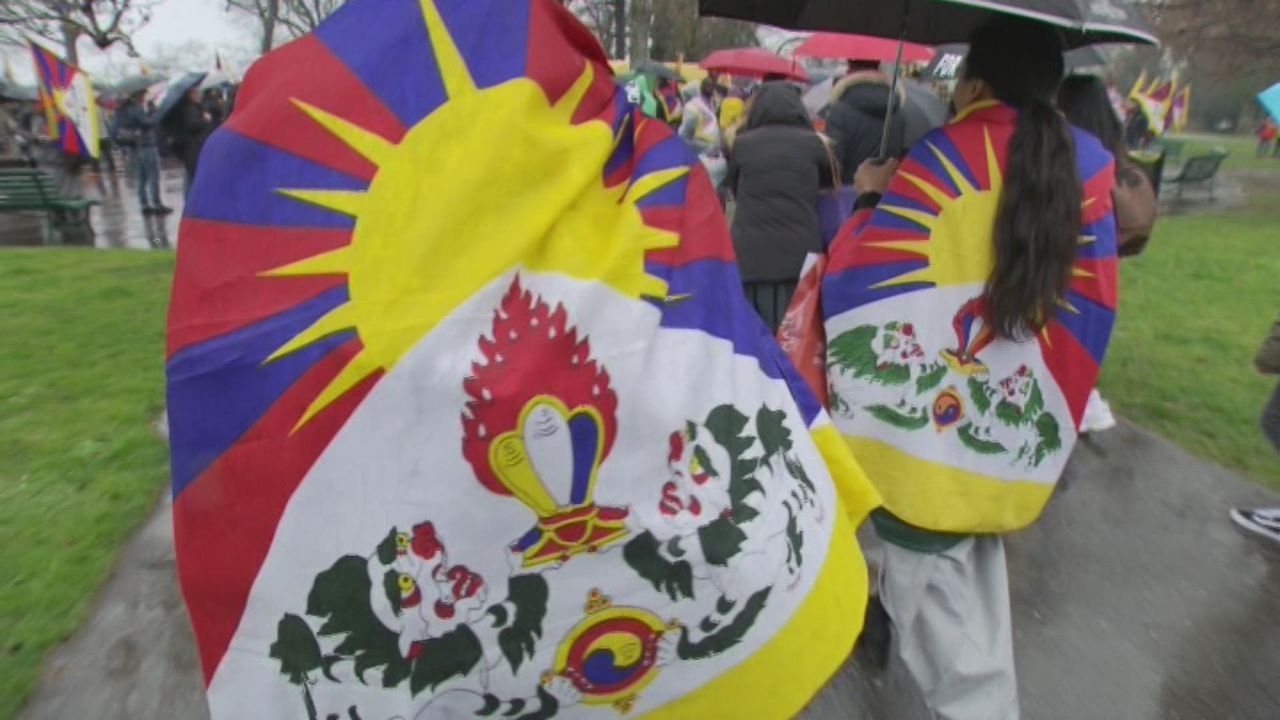 Rassemblement des Tibétains à Genève pour commémorer le soulèvement de 1959. [RTS]