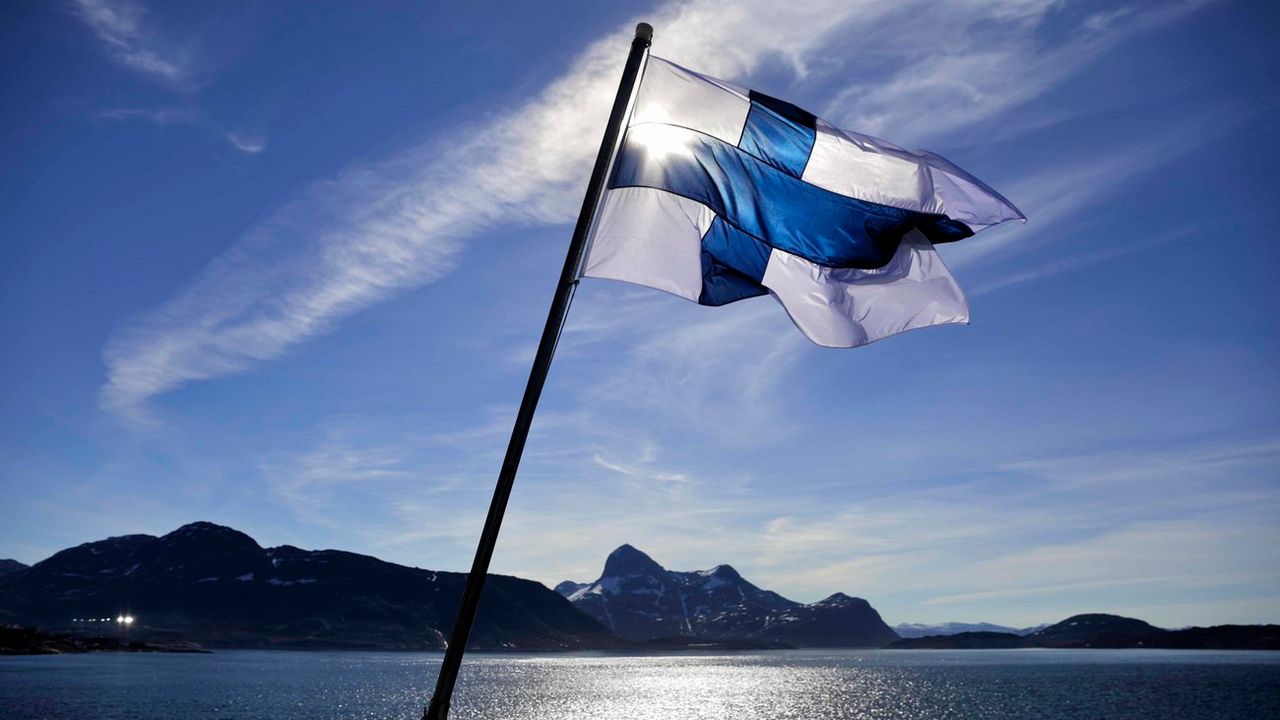 Le drapeau finlandais flotte sur un brise-glace de cette nation. [David Goldman - AP Photo/Keystone]