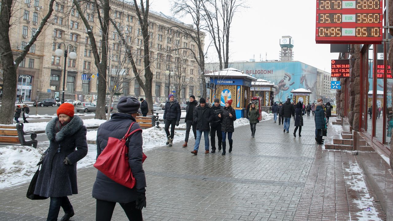 Des passants dans les rues de la capitale de l'Ukraine, Kiev, début janvier 2018. [Sergii Kharchenko / NurPhoto - AFP]