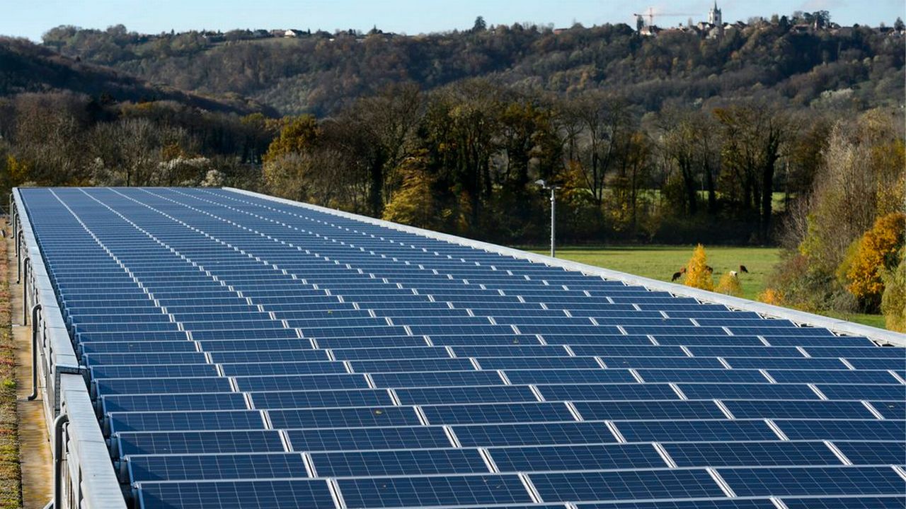 Centrale photovoltaïque sur le toit du centre de colis de La Poste à Daillens (VD). [Laurent Gilliéron - Keystone]