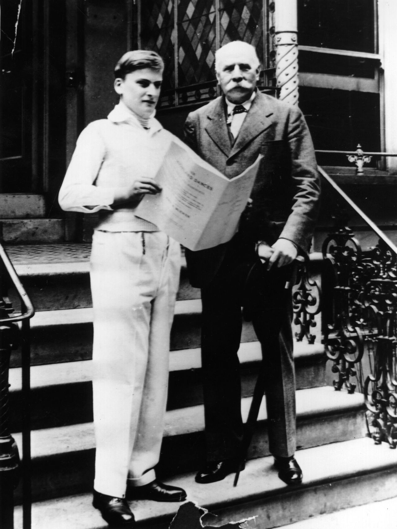 Le violoniste Yehudi Menuhin et le compositeur Edward Elgar sur les marches des studios d'Abbey Road de Londres en 1932. [Hulton Archive - Getty Images]