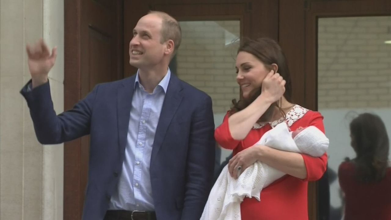 Le Prince William et Kate Middleton présentent leur troisième enfant [RTS]