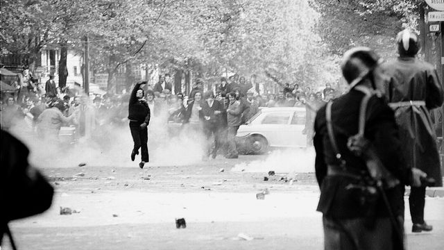 Une bagarre boulevard Saint-Germain le 6 mai 1968. [Roger-Viollet - AFP]