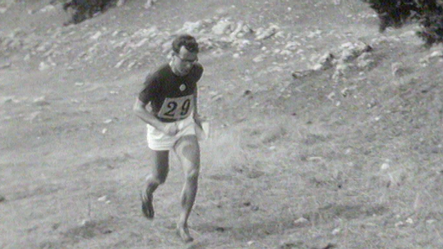 Concurrent des 2e championnats d'Europe de course d'orientation au Brassus en 1964. [RTS]