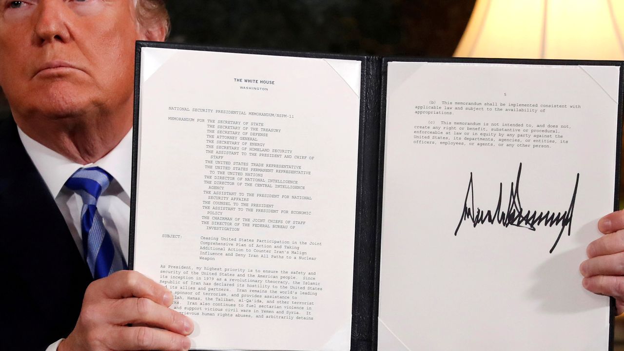 Le document signé par le président américain Donald Trump déclarant son intention de se retirer de l'accord sur le nucléaire iranien. [Jonathan Ernst - reuters]