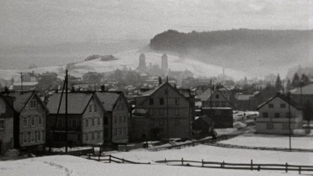 Le village d'Einsiedeln et son abbatiale en 1952. [RTS]