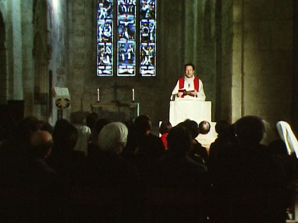 Culte à l'Abbatiale de Romainmôtier en 1976. [RTS]