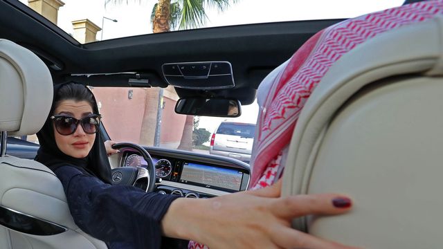 Une Saoudienne s'entraîne à conduire en prévision de l'autorisation de conduire pour les femmes dans le royaume dès l'été (photo d'illustration). [Yousef Doubisi - AFP]
