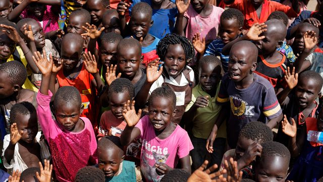 Des enfants sud-soudanais dans un camp pour réfugiés en Ouganda [Ben Curtis - Keystone]