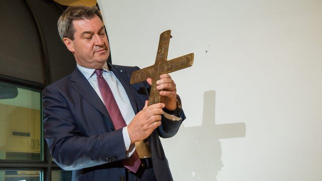 Markus Söder voit dans le crucifix un signe "culturel et historique" de la Bavière. [Peter Kneffel - DAP/Keystone]