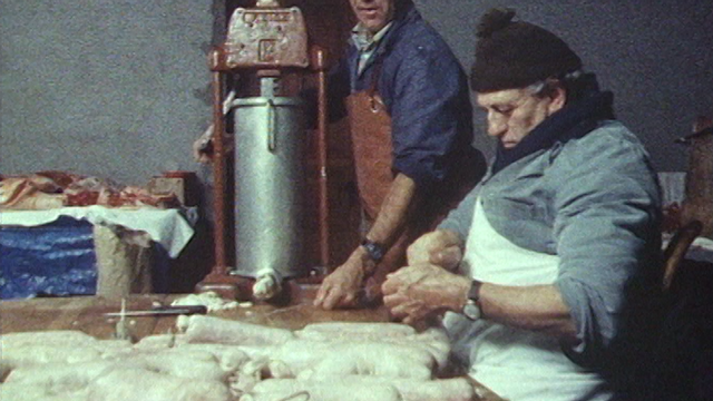 Fabrication de saucisses par le boucher de Liddes en 1987. [RTS]