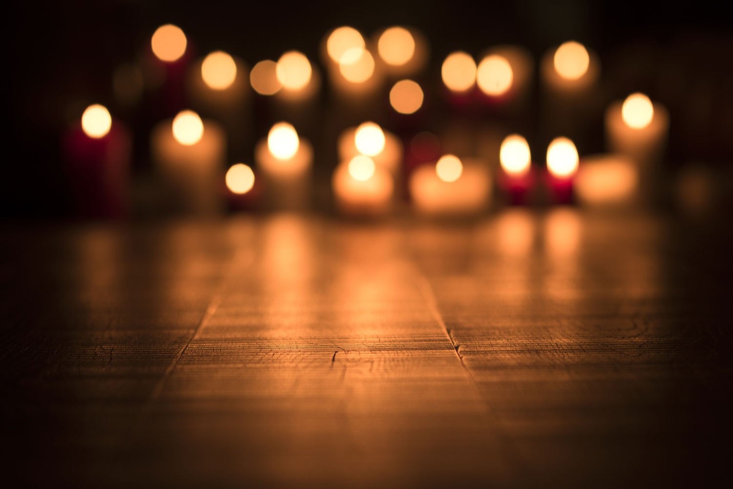 Vue de bougies allumées dans une église.