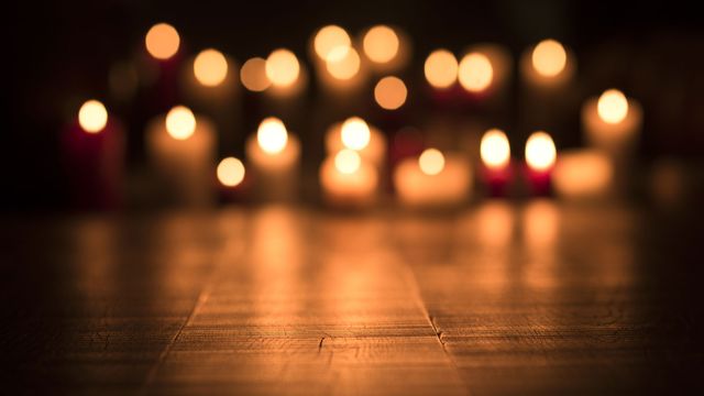 Vue de bougies allumées dans une église. [stokkete - Fotolia]