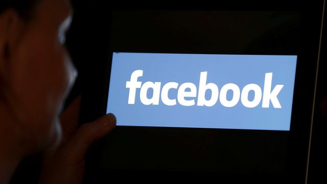 Facebook a indiqué jeudi avoir par défaut rendu publics des messages postés par 14 millions d'utilisateurs pendant quatre jours en mai. [Regis Duvignau - reuters]