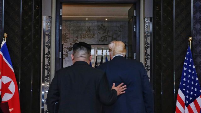 Kim Jong-un et Donald Trump ont montré une bonne entente lors du sommet de Singapour, qualifié d'historique. [Kevin Lim - The Strait Times/EyePress]
