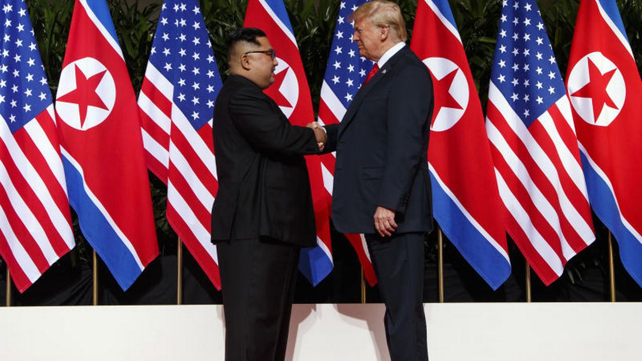 Poignée de main historique entre Kim Jong un et Donald Trump le 12 juin 2018 à Singapour. [Kevin Lim - EPA/KEVIN LIM/THE STRAITS TIMES/SPH SINGAPORE OUT]