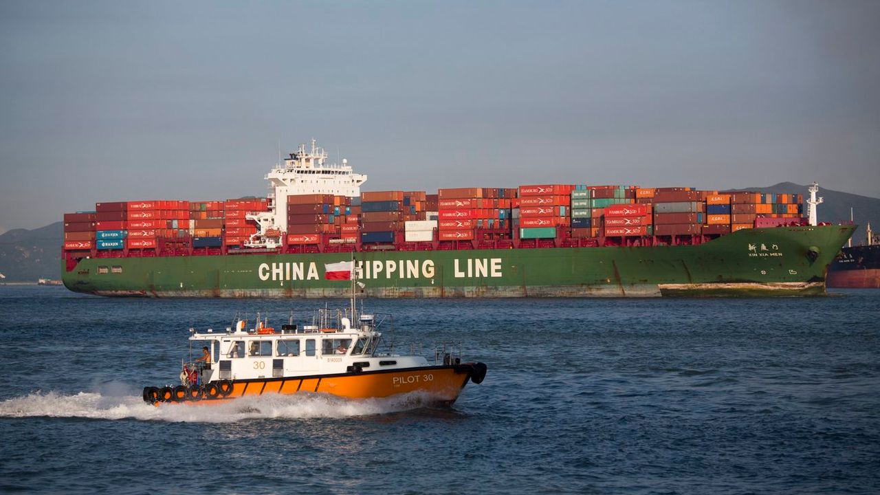 Un cargo de containers d'importations-exportations au large de Hong Kong, en Chine. [Jérôme Favre - Keystone]