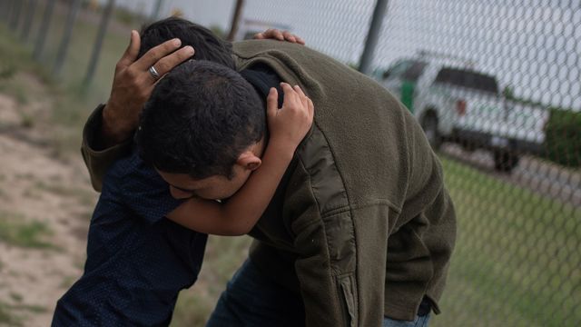Un enfant et son père après leur entrée illégale aux Etats-Unis. [Adrees Latif - Reuters]