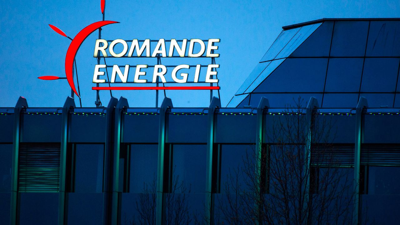 Le logo de Romande Energie au siège de l'entreprise à Morges. [Jean-Christophe Bott - Keystone]