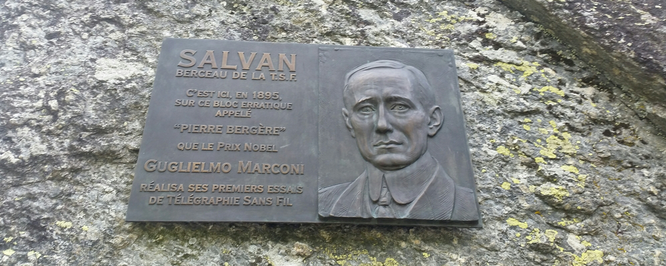 Le bloc erratique de Salvan avec une stèle à la mémoire du prix Nobel Guglielmo Marconi. [RTS]