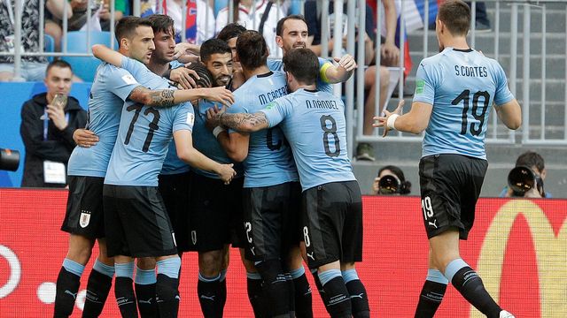Les joueurs uruguayens fêtent la réussite du 1-0 de Luis Suarez. [Gregorio Borgia - Keystone]
