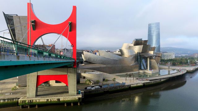 Le musée Guggenheim de Frank Gehry et l'arc rouge de Daniel de Buren, à Bilbao. [MOIRENC Camille - Hemis/AFP]