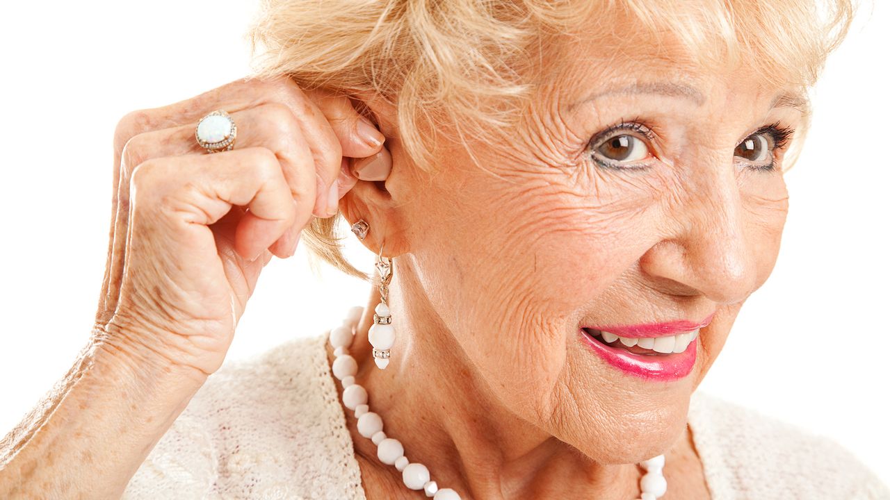 Depuis le 1er juillet 2018, les retraités malentendants peuvent se faire rembourser un forfait pour deux appareils auditifs. [Lisa F. Young - Fotolia]