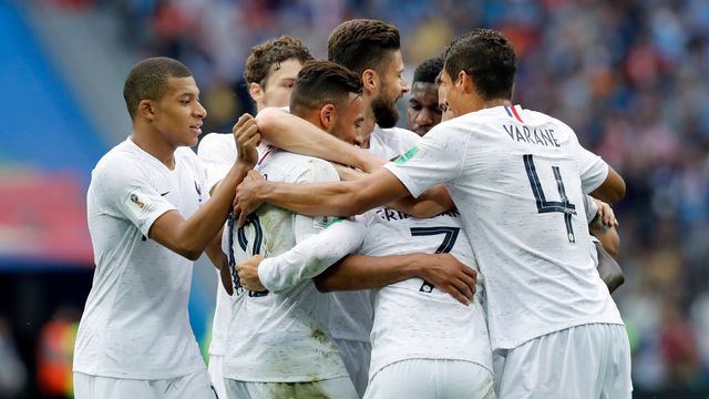 L'équipe de France en blanc, célèbre la 2e réussite, signée Antoine Griezmann. [David Vincent - Keystone]