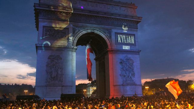 Les Champs-Elysées ont été envahis par la foule à l'issue de la victoire de la France. [Thibault Camus - Keystone]