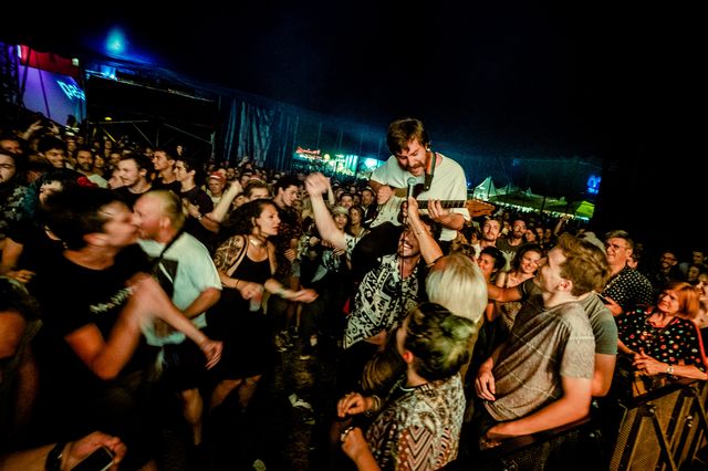 Le guitariste du groupe anglais Idles prend un bain de foule dans le Club Tent du Paléo Festival de Nyon, le 18 juillet 2018. [Ludwig Wallendorff - Paléo]