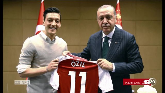 La star de la Mannschaft Mesut Özil quitte l'équipe nationale. La question de l'origine des joueurs crée la polémique [RTS]